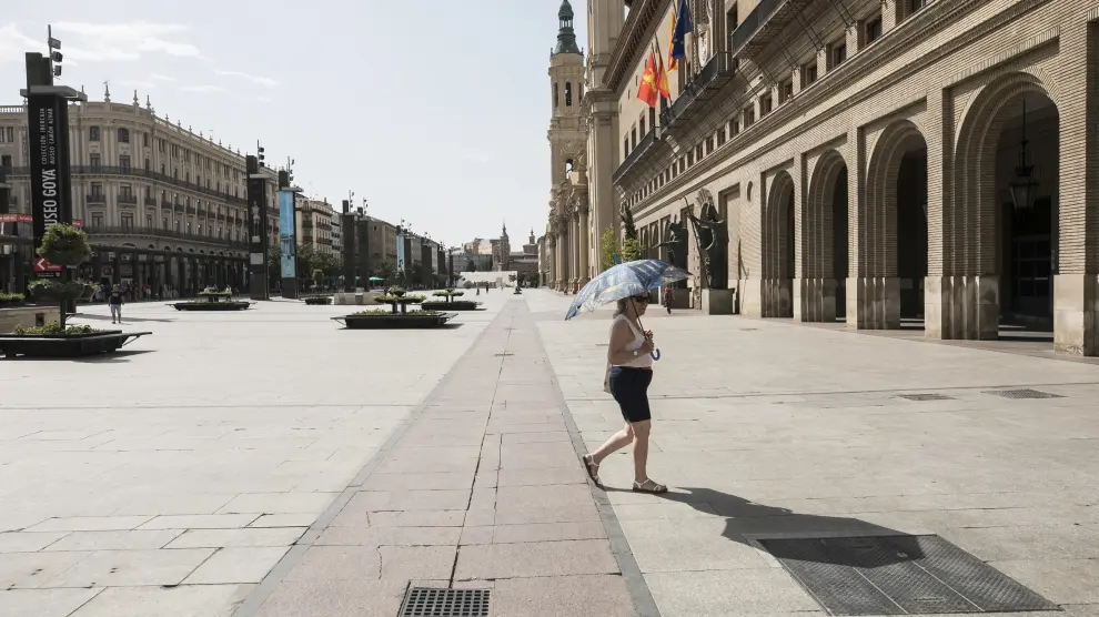 El calor vacía la plaza del Pilar de Zaragoza