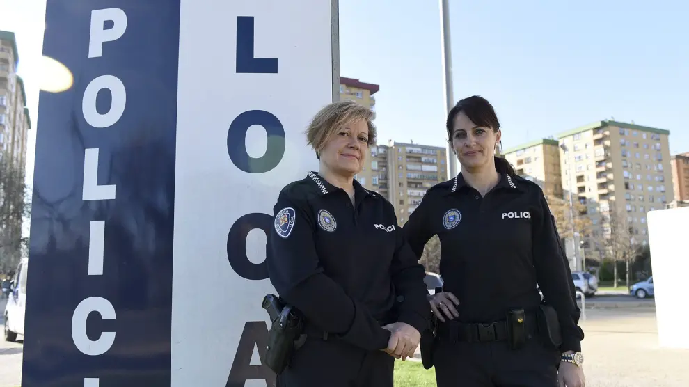 Chus Gabarre y Rosa Cacho en la entrada del cuartel de la Policía Local de Huesca.
