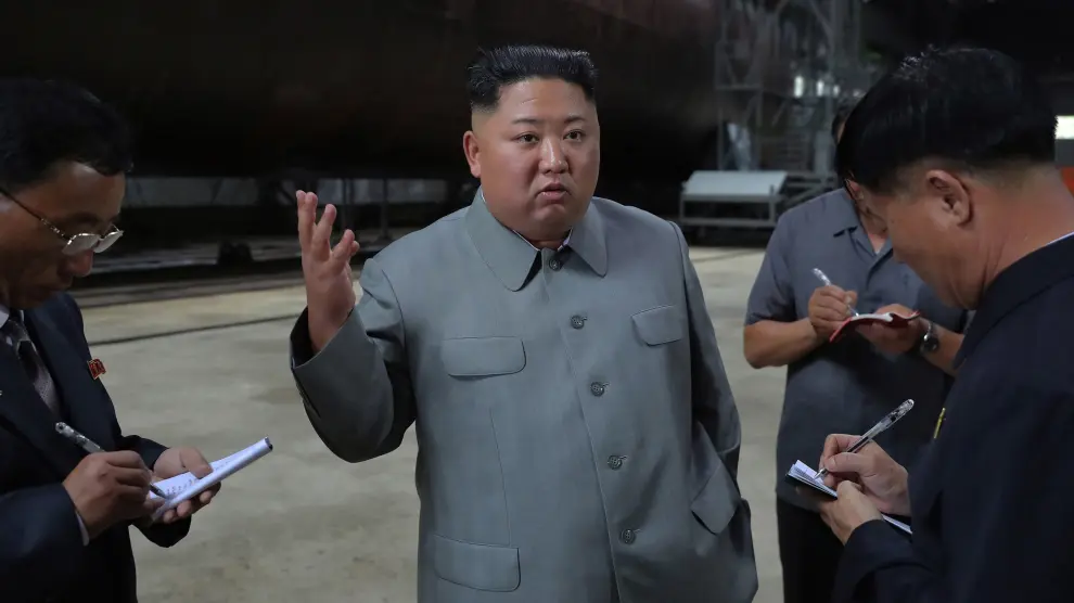 - (Korea, Democratic People''s Republic Of), 23/07/2019.- A photo released by the official North Korean Central News Agency (KCNA) on 23 July 2019 shows Kim Jong-Un (C), chairman of the Workers' Party of Korea, chairman of the State Affairs Commission of the Democratic People's Republic of Korea, and supreme commander of the armed forces of the DPRK, speaking to officials after making a round of the newly-laid down submarine at an undisclosed location in North Korea. (Corea del Norte) EFE/EPA/KCNA EDITORIAL USE ONLY North Korean leader Kim Jong-un inspects new submarine