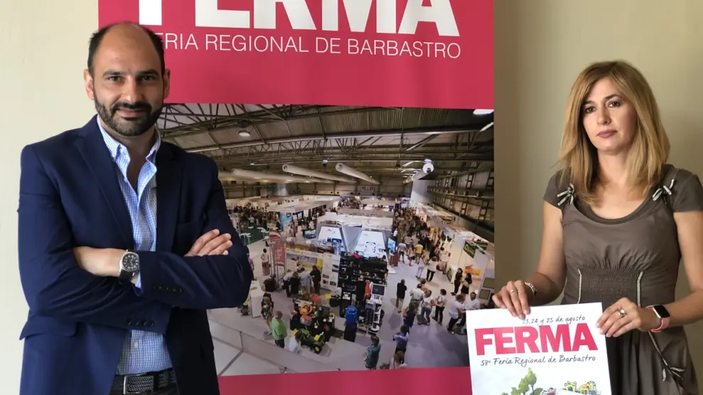 El alcalde Fernando Torres y la concejal de Desarrollo Belinda Pallás con el cartel de Ferma.