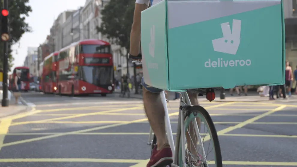 FILE PHOTO: A cyclist delivers food for Deliveroo in London, Britain, September 15, 2016. REUTERS/Toby Melville/File Photo [[[REUTERS VOCENTO]]] DELIVEROO-AMAZON.COM/