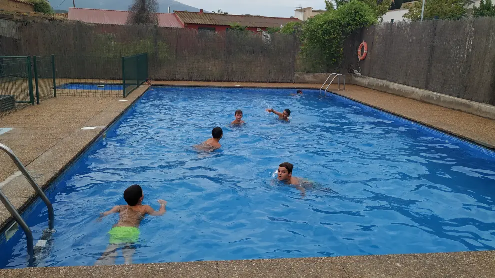 Los niños de la ludoteca visitan todas las semanas las piscinas municipales.