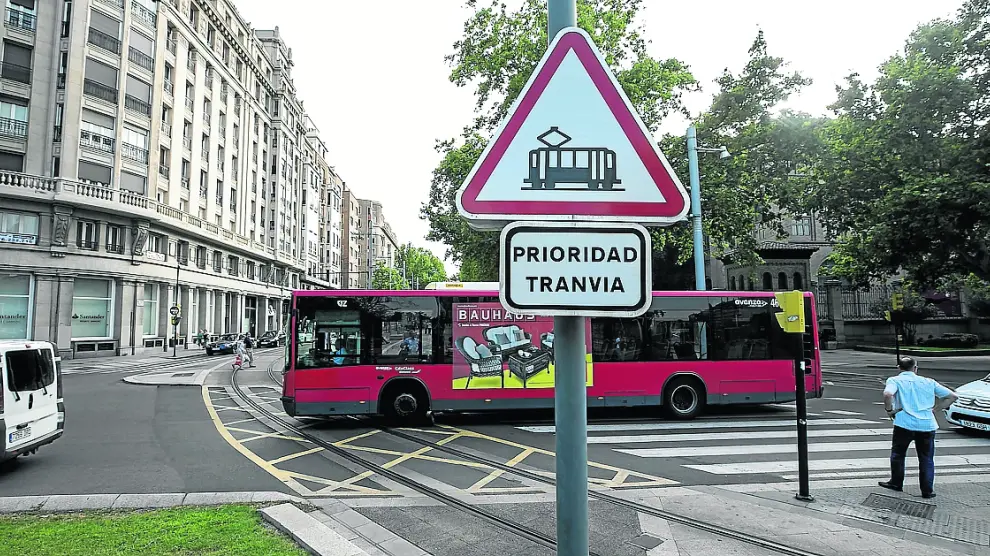 El punto conflictivo de la plaza de Aragón donde se juntan autobuses y el tranvía