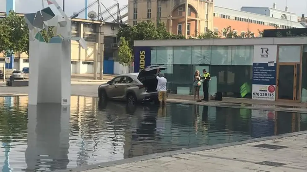 Un turista despistado acaba con su coche en una fuente en Zaragoza.