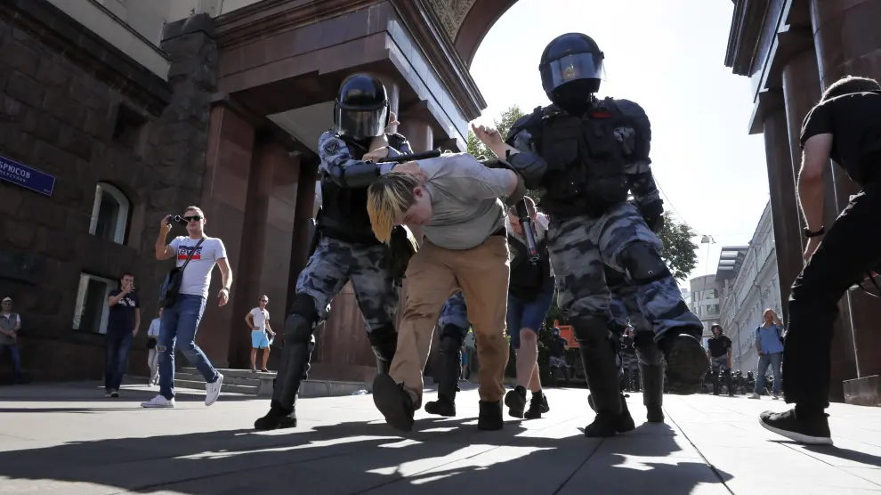 Uno de los detenidos por la Policía en Moscú.