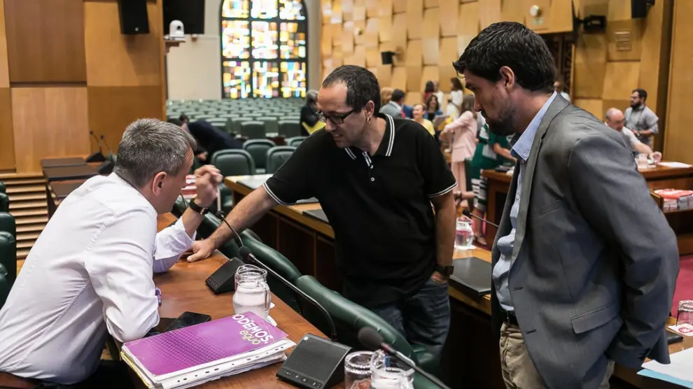 Fernando Rivarés (Podemos-Equo), Alberto Cubero (ZEC) y Horacio Royo (PSOE), en la comisión de Hacienda de este lunes.