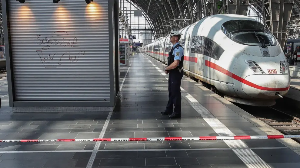 Frankfurt (Germany), 29/07/2019.- A police officer stands on a deserted platform that was cordoned off during an emergency incident at the main train station in Frankfurt am Main, Germany, 29 July 2019. Police say that a child has died after reportedly being pushed onto the tracks in front of a train. One person has been arrested. (Alemania) EFE/EPA/ARMANDO BABANI German police say a child has died after being pushed onto the tracks
