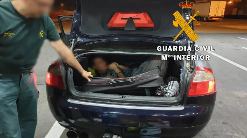 La mujer viajaba oculta en una maleta en el interior del maletero de un vehículo