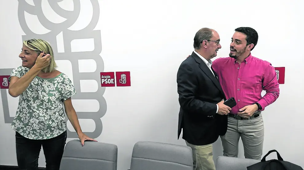Javier Lambán y Dario Villagrasa, antes de comenzar la ejecutiva regional del PSOE, este lunes.