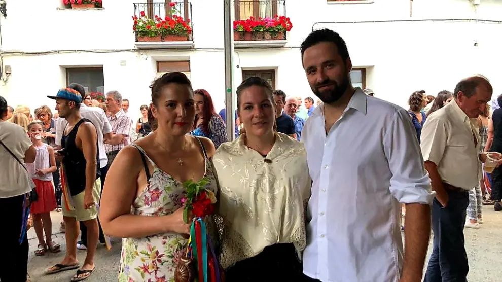 Cristina Bielsa (izquierda), junto a su mayordomo, Jesús Bielsa, y la mayordoma 'consorte' Beatriz Salanova.