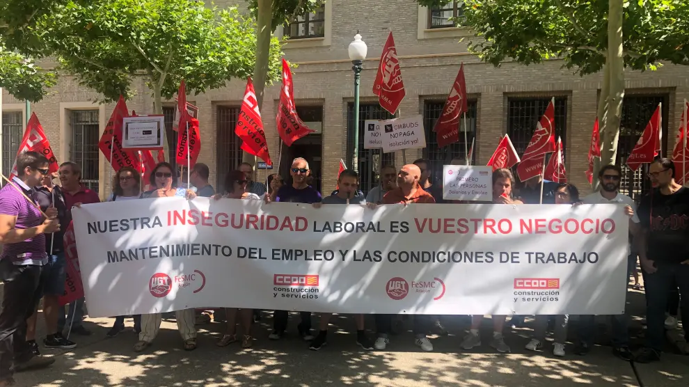 Los trabajadores de Ombuds en la protesta de este miércoles delante de la DGA.