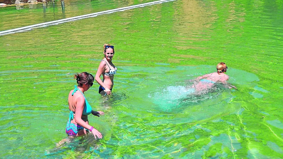 Bañistas en la badina superior del Salto de Bierge al principio de la temporada de verano.