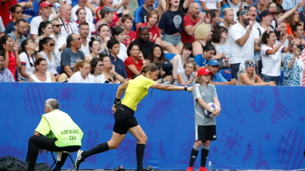 FILE PHOTO: Soccer Football - Women's World Cup Final - United States v Netherlands - Groupama Stadium, Lyon, France - July 7, 2019 Referee Stephanie Frappart awards a penalty to United States following a VAR review REUTERS/Jean-Paul Pelissier/File Photo [[[REUTERS VOCENTO]]] SOCCER-SUPER/FRAPPART