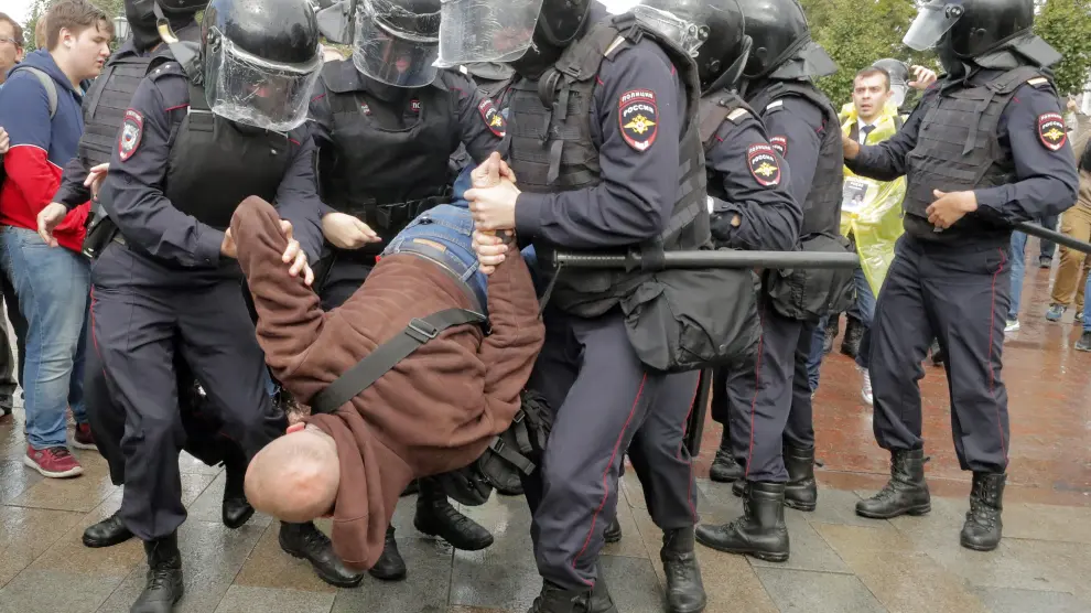 Decenas de manifestantes detenidos en una nueva protesta no autorizada en Moscú.