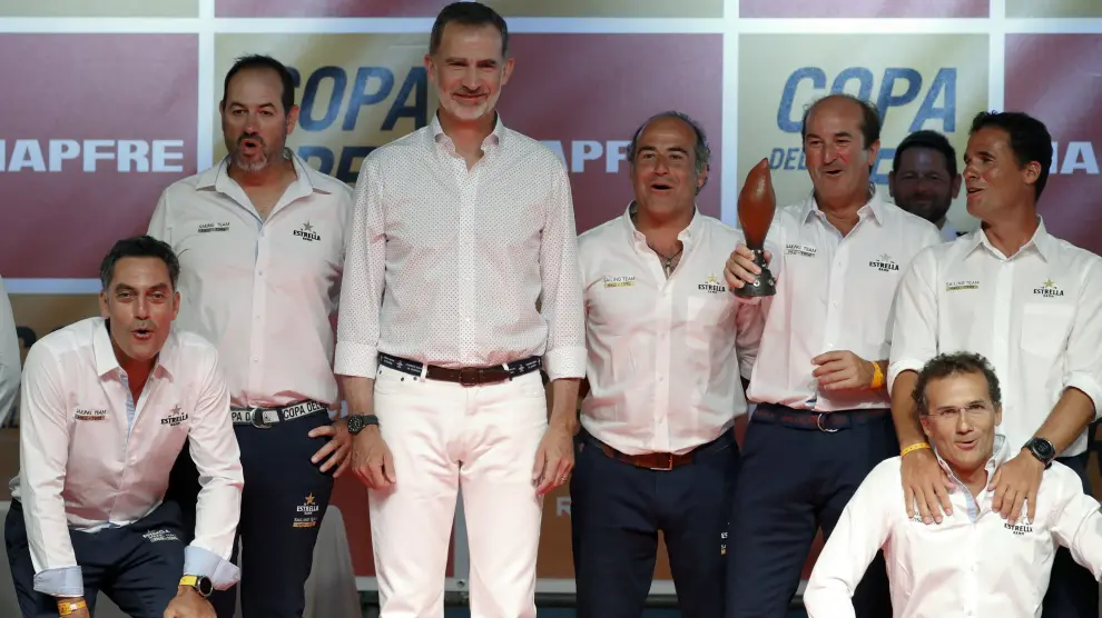 Felipe VI posa con la tripulación del Estrella Damm durante la entrega de premios de la 38ª Copa del Rey Mapfre de vela.