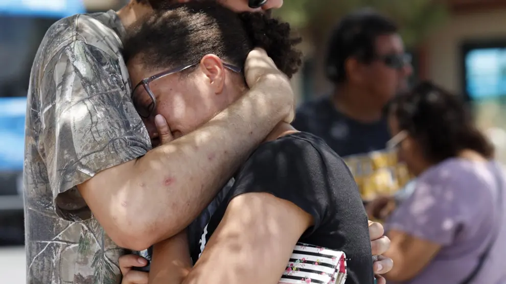 El Paso (United States), 03/08/2019.- Police officers respond to a shooting incident at a Walmart in El Paso, Texas, USA, 03 August 2019. Reports state that at least 10 people have been killed and 30 are injured. Police say that one male suspect is in custody. (Estados Unidos) EFE/EPA/IVAN PIERRE AGUIRRE Mass shooting at Wal-Mart in El Paso, Texas