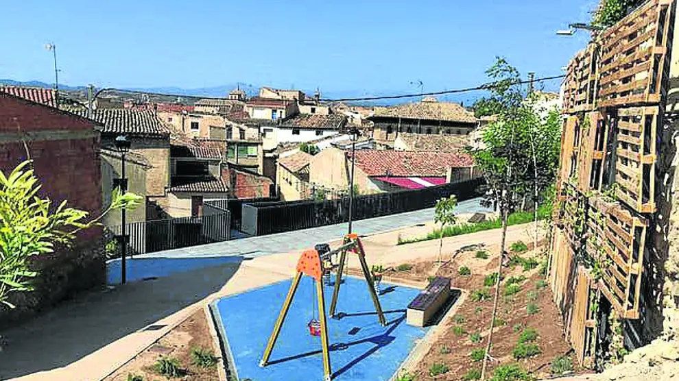 Una zona verde y un área infantil ocupan unos antiguos solares en la calle de Mateo Sánchez