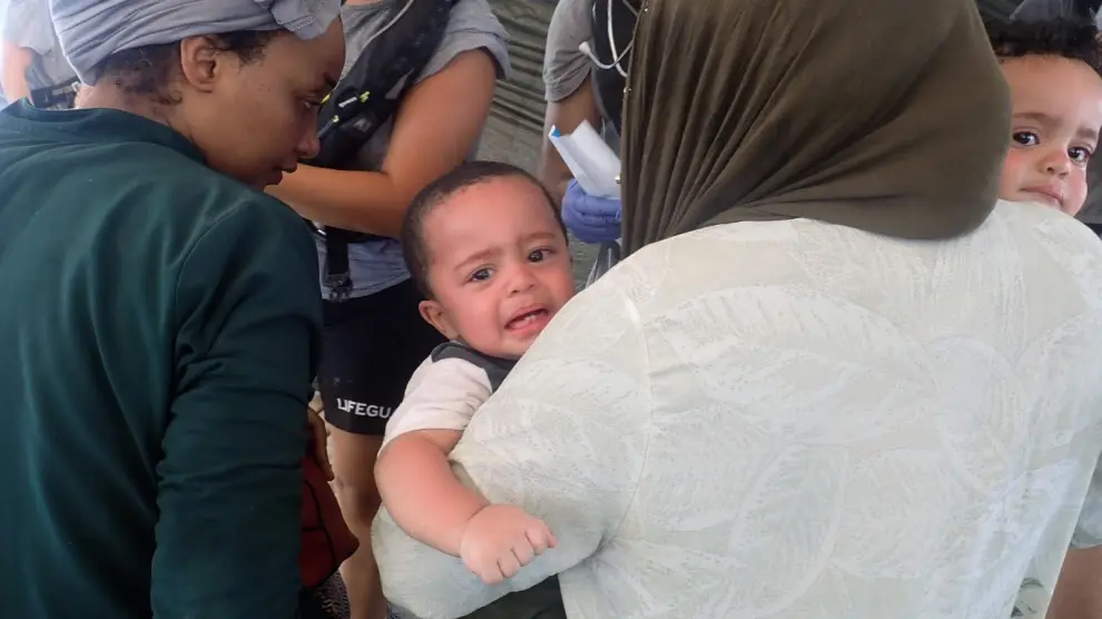 Entre los inmigrantes rescatados por el Proactiva Open Arms se encuentran bebés y mujeres embarazadas.