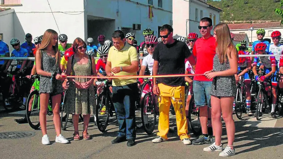 El alcalde de Fayón, Roberto Cabistany, da la salida a la tercera etapa de la Vuelta al Bajo Aragón.