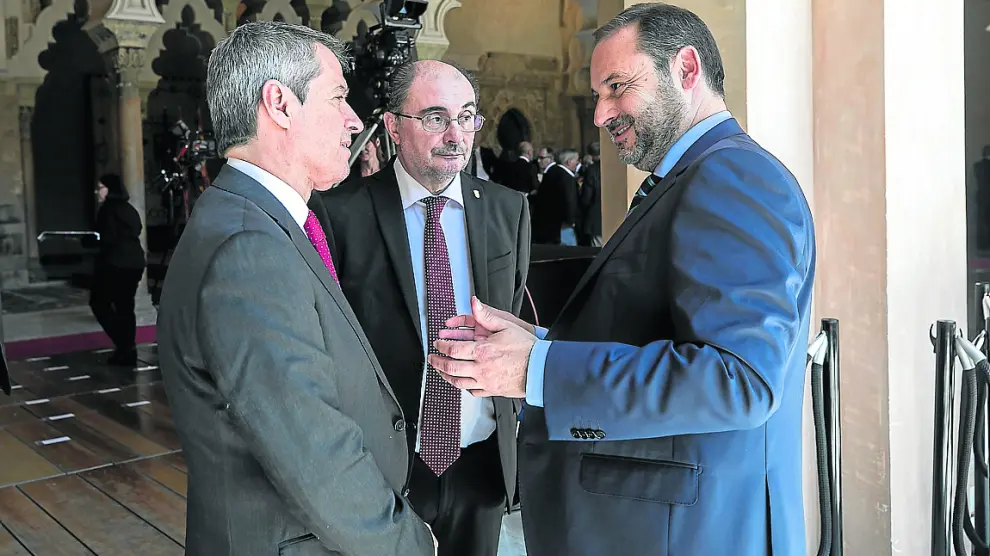 El ministro Ábalos conversó unos minutos con Daniel Pérez (Cs) y Javier Lambán