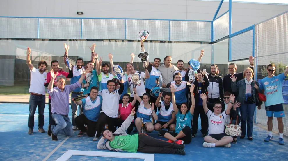 Participantes de la edición del año pasado del torneo de pádel de Atades.