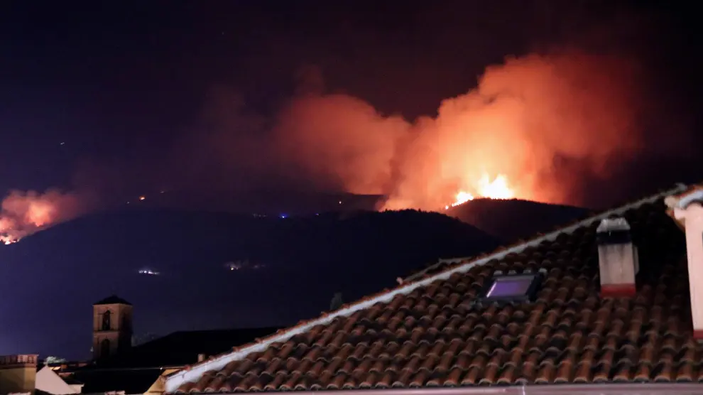 El incendio forestal declarado la tarde del domingo en Miraflores de la Sierra, se acerca al Parque Nacional de Guadarrama.