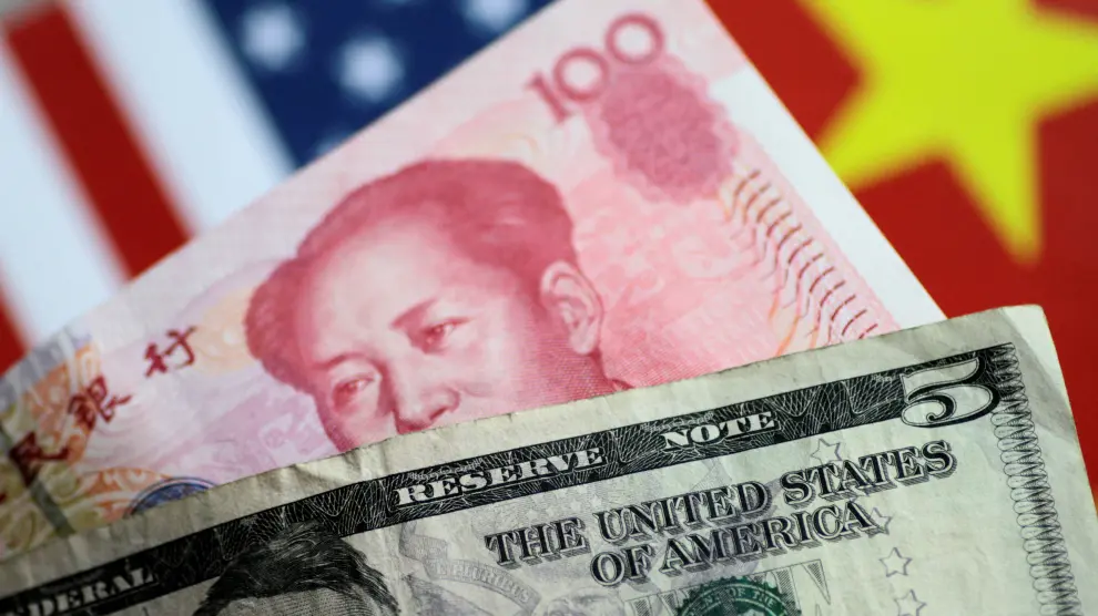 FILE PHOTO: U.S. Dollar and China Yuan notes are seen in this picture illustration June 2, 2017. REUTERS/Thomas White/Illustration/File Photo [[[REUTERS VOCENTO]]] USA-TRADE/CHINA-CURRENCY