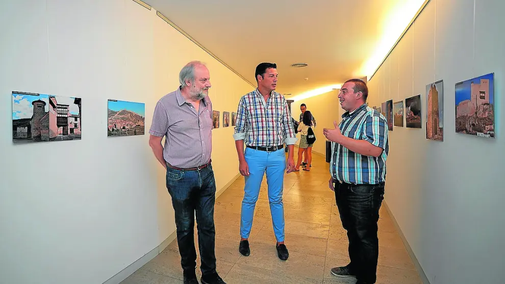 Ibáñez, arqueólogo; Domingo, concejal de Turismo; y Sáez, organizador de la muestra, en los Aljibes