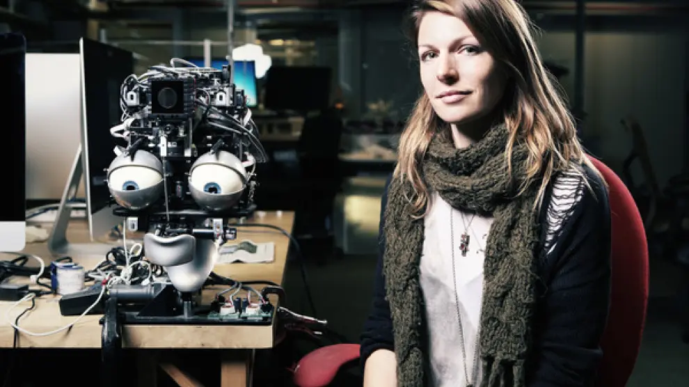 Kate Darling investiga la interacción entre seres humanos y robots. Asegura que tenemos una tendencia general a humanizar a seres no vivos que nos rodean o con los que habitualmente interactuamos.
