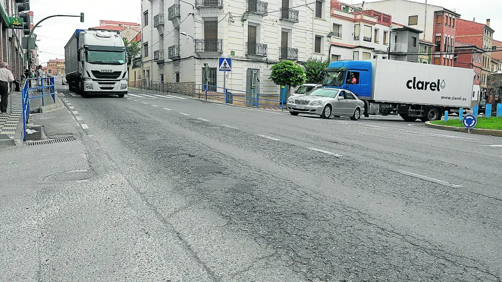 Como se ve, el firme de la travesía urbana de la N-211 por Monreal del Campo está deteriorado