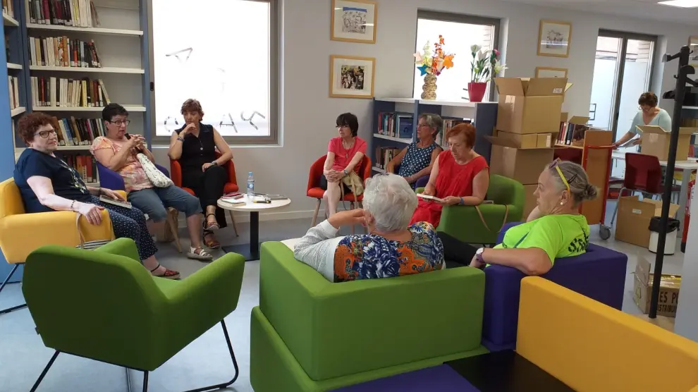Integrantes del club de lectura en las nuevas instalaciones, durante uno de sus encuentros.