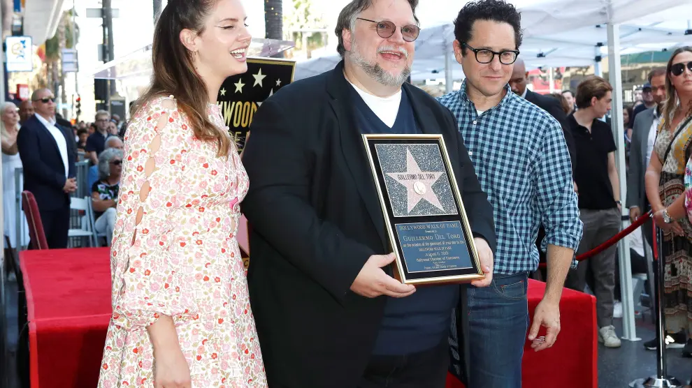 La cantante Lana del Rey junto al director mexicano Guillermo Del Toro y el director estadounidense J. J. Abrams.