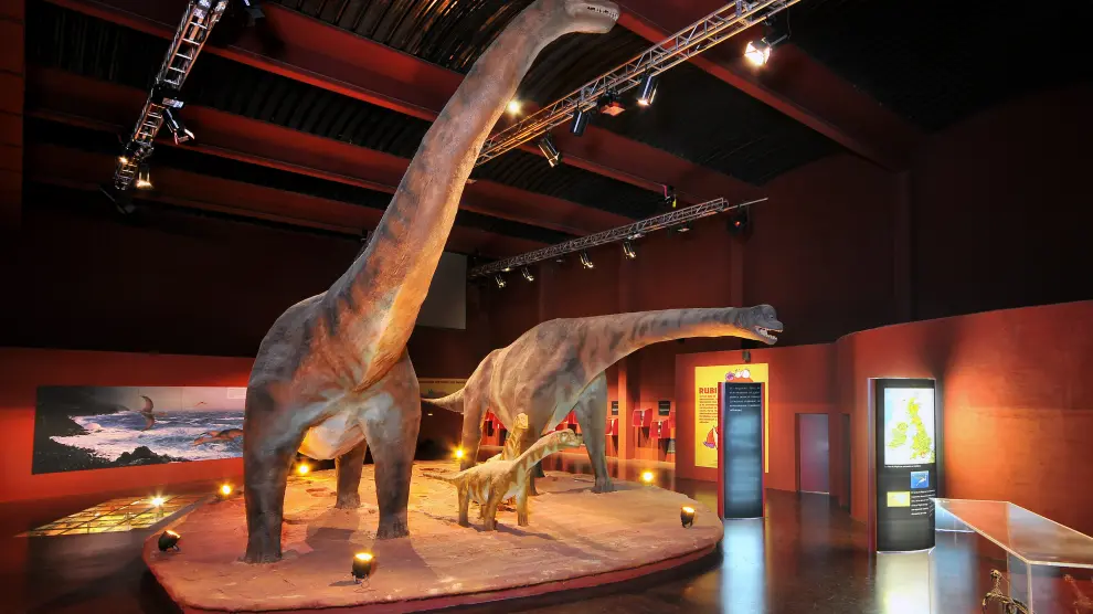 Recreación a tamaño real de una familia de Aragosaurus, un saurópodo único en el mundo, en el centro Legend Park de Galve.