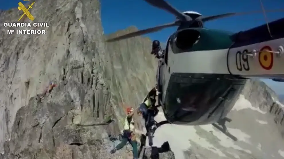 Rescate en helicóptero en la cresta Salenques Tempestades del Parque Natural Posets Maladeta.