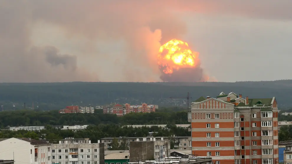 Vista de la explosión de un arsenal de proyectiles en una base militar de Rusia.