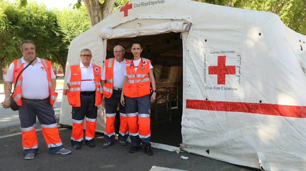 Voluntarios de Cruz Roja en el hospital de campaña.