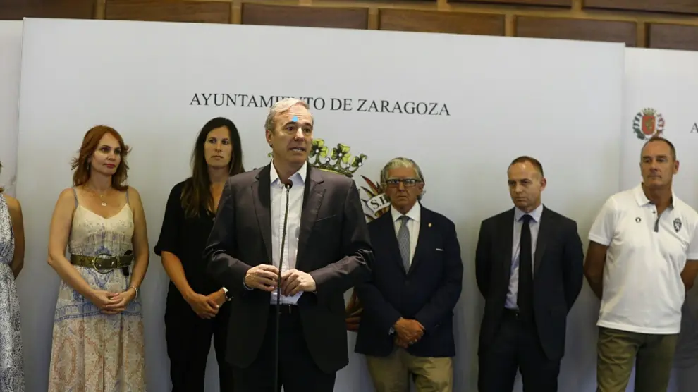 Jorge Azcón se dirige a la representación zaragocista en el Ayuntamiento.