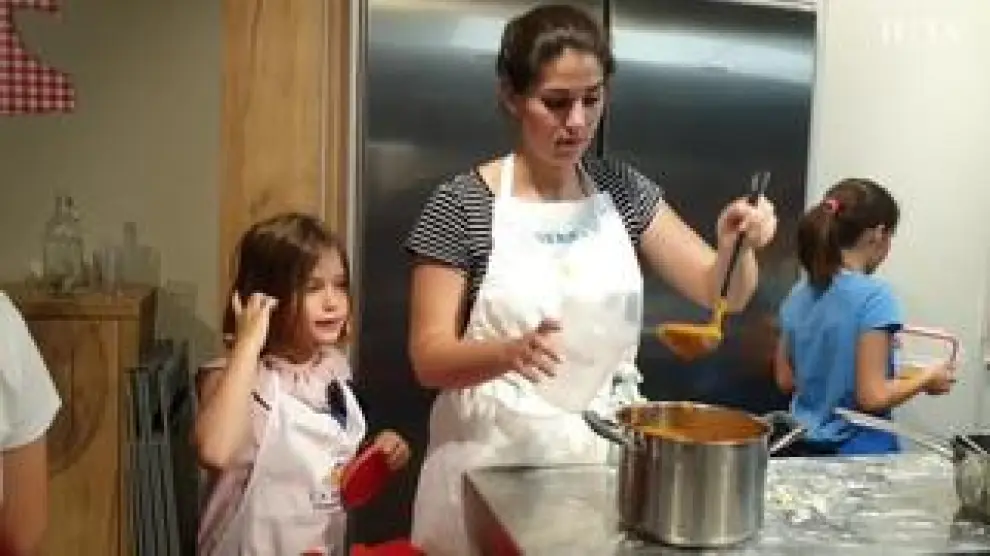 Mercedes Rodríguez, profesora de Cocina de la Zarola, explica paso a paso cómo hacer este plato, fácil y sencillo para que los minichefs aprendan cocinando.