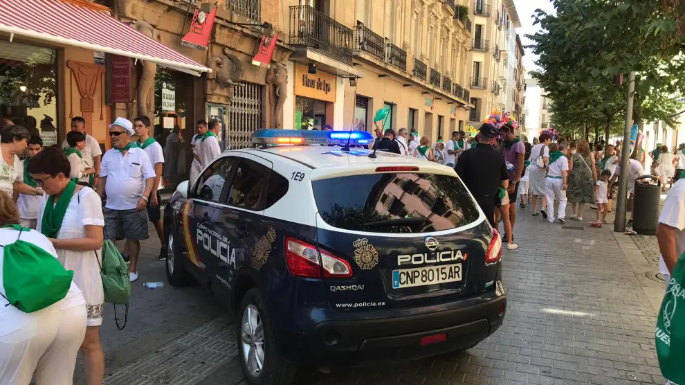 La seguridad se ha reforzado estos días en Huesca. En la imagen, un vehículo policial cruzado en el Coso.
