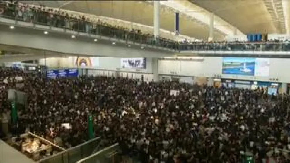 Se recrudecen las protestas en Hong Kong con el cierre del aeropuerto y la cancelación de todos los vuelos debido a las manifestaciones dentro de las instalaciones del aeropuerto.