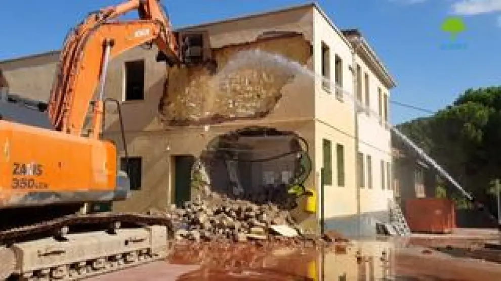 Las obras del colegio de educación especial San Martín de Porres han comenzado este lunes. El primer paso ha sido la demolición del edificio de Atades, situado en el barrio de Torrero de Zaragoza.