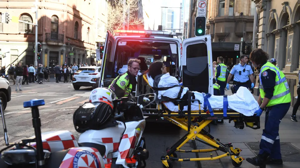 Una mujer es trasladada en ambulancia tras el ataque con cuchillo en Sídney.