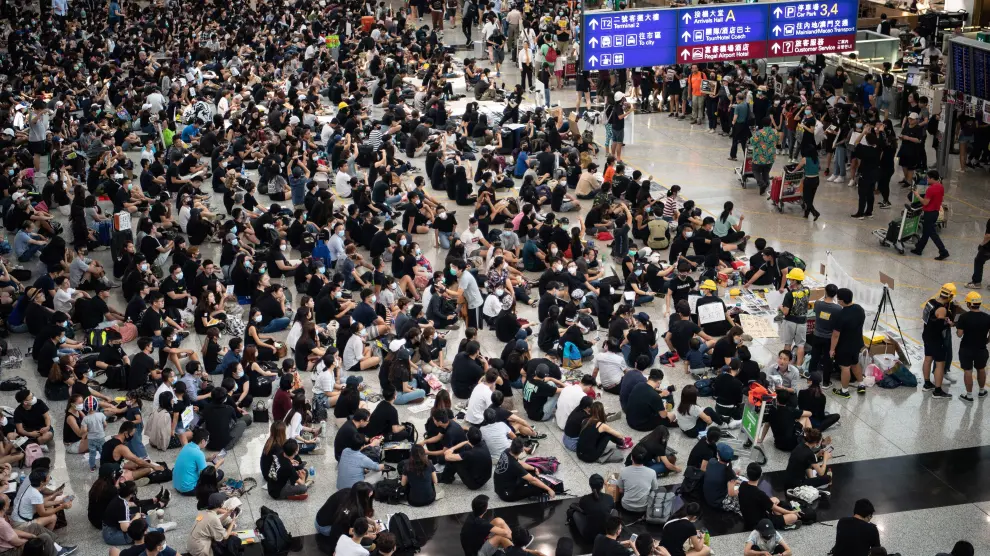 Hong Kong (China), 13/08/2019.- Protesters attend a sit-in against police violence in Hong Kong Chek Lap Kok International Airport, Hong Kong, China, 13 August 2019. Air passengers are facing a second day of disruption as the airport slowly gets back to capacity, following a mass protest on 12 August. Hundreds of flights are still marked as cancelled. (Protestas) EFE/EPA/LAUREL CHOR Anti-government protesters sit-in at Hong Kong airport