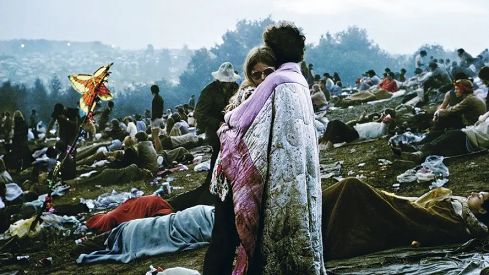 Pareja abrazada en el festival de Woodstock de 1969.
