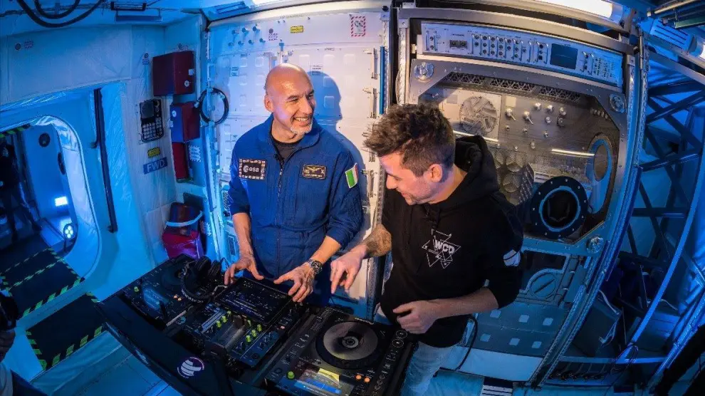 El astronauta italiano Luca Parmitano pincha música desde el espacio para una fiesta en Ibiza.
