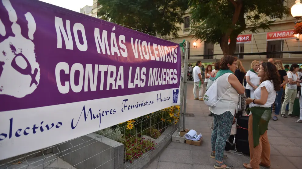 Protesta en Huesca por los delitos contra la libertad sexual de la mujer este martes.