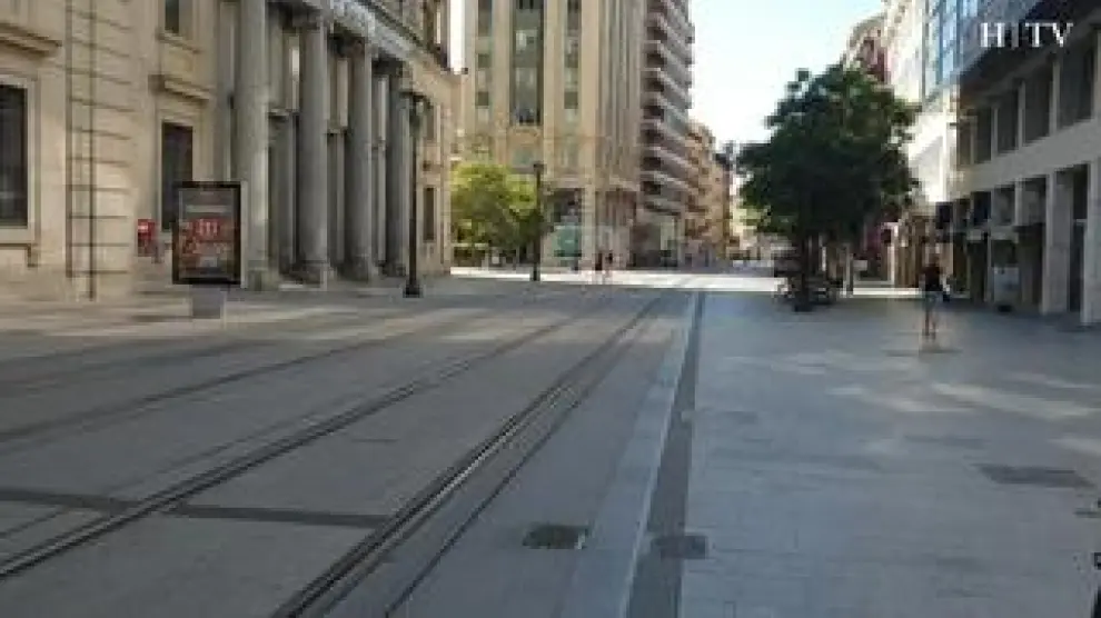 El paseo de la Independencia sin un alma... o la plaza del Pilar con apenas una veintena de turistas. El puente de agosto se deja notar en Zaragoza con calles casi desiertas y apenas tráfico.