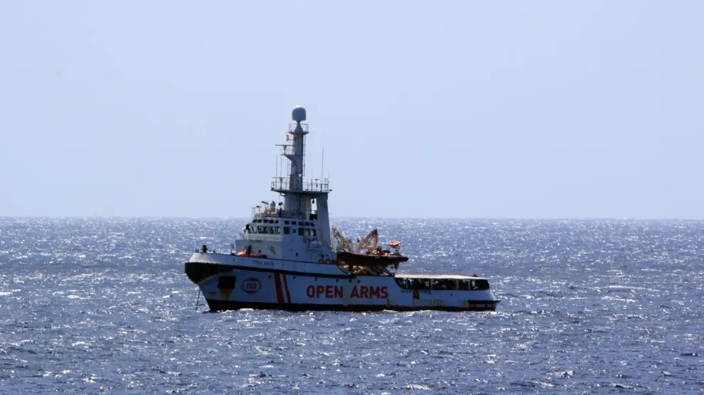 El Open Arms aguarda frente a la isla de Lampedusa con 147 inmigrantes a bordo.