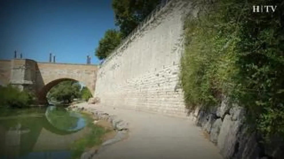 El pretil de San Lázaro es un BIC que se ubica en la margen izquierda del Ebro, junto al Puente de Piedra de Zaragoza. Se levantó en el siglo XVIII, aunque una importante reforma en 1910 le dio su actual apariencia.