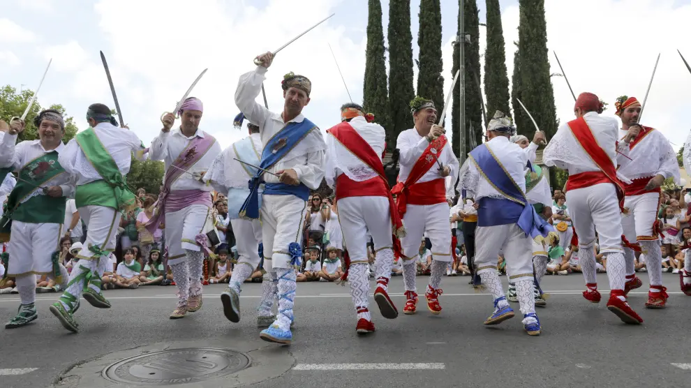 FIESTAS DE SAN LORENZO 2019 - Los Danzantes en el monumento a la Paz / 11-8-19 / Foto Rafael Gobantes [[[FOTOGRAFOS]]]